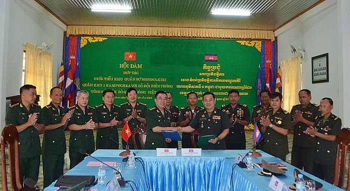 ភាគីទាំងពីរចុះហត្ថលេខាលើកំណត់ហេតុនៃកិច្ចសន្ទនា។ (រូបថត Bienphong)