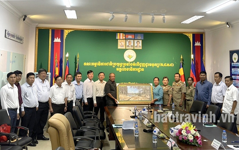 គណៈប្រតិភូនគរបាលខេត្ត Tra Vinh ជាមួយគណៈកម្មាធិការជាតិ ប្រយុទ្ធប្រឆាំងអំពើជួញដូរមនុស្សកម្ពុជា (រូប​ថត៖ baotravinh.vn)