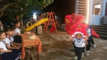កុមារស្រុកកោះ Truong Sa (Spratly Islands) រីករាយទទួលបុណ្យតេតសំពះព្រះខែ