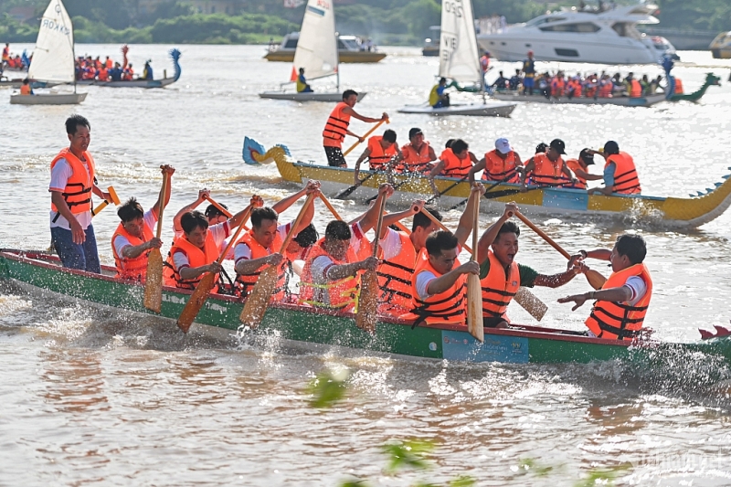 កម្មវិធីសិល្បៈ វប្បធម៌ និងកីឡាជាច្រើនបានប្រព្រឹត្តទៅនៅលើដងទន្លេ សាយហ្គន (Sai Gon) ក្នុង តំបន់ឧទ្យាន បេនបាចដាំង (Ben Bach Dang) ស្ថិតក្នុងក្របខ័ណ្ឌមហោស្រពទន្លេទីក្រុង ហូជីមិញ (Ho Chi Minh) លើកទីមួយក្នុងឆ្នាំ ២០២៣។