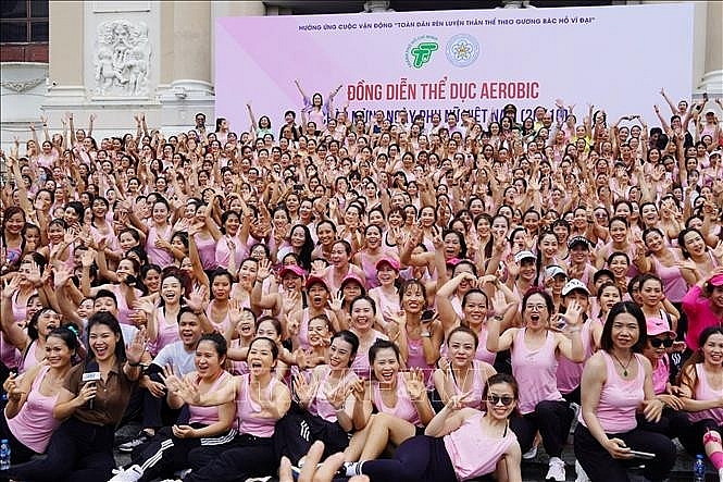 ទីក្រុងហូជីមិញ៖ នារីជាង៧០០នាក់មកពីខេត្តក្រុងភាគខាងត្បូងសម្ដែង Aerobic អបអរសាទរទិវានារីវៀតណាម