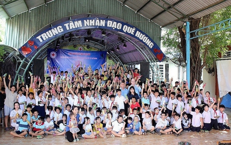 តាន់ ហៀបផាត់ (Tan Hiep Phat) បន្តរួមដៃគ្នាមើលថែកូន«ទៅរៀនជានិច្ច» តាន់ ហៀបផាត់ (Tan Hiep Phat) បន្តរួមដៃគ្នាមើលថែកូន«ទៅរៀនជានិច្ច»