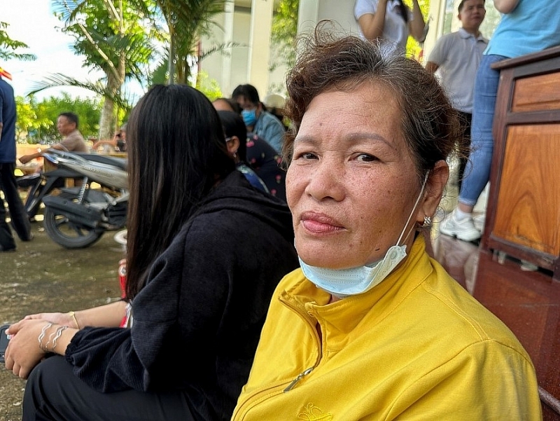 អ្នកស្រី ឈិន បាននិយាយថា គាត់សប្បាយចិត្តខ្លាំងណាស់ ដែលគាត់សម្រេចចិត្តឈប់សម្រាកមួយថ្ងៃពីការលក់អង្ករទៅយកចៅទៅទទួលអំណោយ។ អ្នកស្រី ឈិន បាននិយាយថា គាត់សប្បាយចិត្តខ្លាំងណាស់ ដែលគាត់សម្រេចចិត្តឈប់សម្រាកមួយថ្ងៃពីការលក់អង្ករទៅយកចៅទៅទទួលអំណោយ។