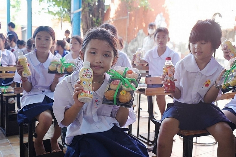 កុមារនៅតាមផ្ទះ ឧបត្ថម្ភប្រចាំខែដោយក្រុមហ៊ុន Tan Hiep Phat។ កុមារនៅតាមផ្ទះ ឧបត្ថម្ភប្រចាំខែដោយក្រុមហ៊ុន Tan Hiep Phat។