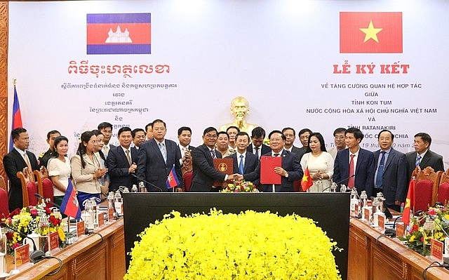 ថ្នាក់ដឹកនាំខេត្ត Kon Tum និងខេត្តរតនគិរី ចុះហត្ថលេខាលើអនុស្សរណៈនៃការយោគយល់គ្នាស្ដីពីការបង្កើនទំនាក់ទំនងសហប្រតិបត្តិការដំណាក់កាល ២០២៣ - ២០២៨