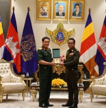 គណៈប្រតិភូក្រសួងការពារប្រទេសវៀតណាម ជួបសម្តែងការគួរសមជាមួយលោកនាយឧត្តមសេនីយ៍ ទៀ សីហា ឧបនាយករដ្ឋមន្ត្រី រដ្ឋមន្ត្រីក្រសួងការពារជាតិកម្ពុជា