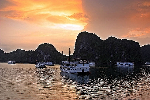មើលថ្ងៃលិចដ៏អស្ចារ្យនៅលើឈូងសមុទ្រ Ha Long