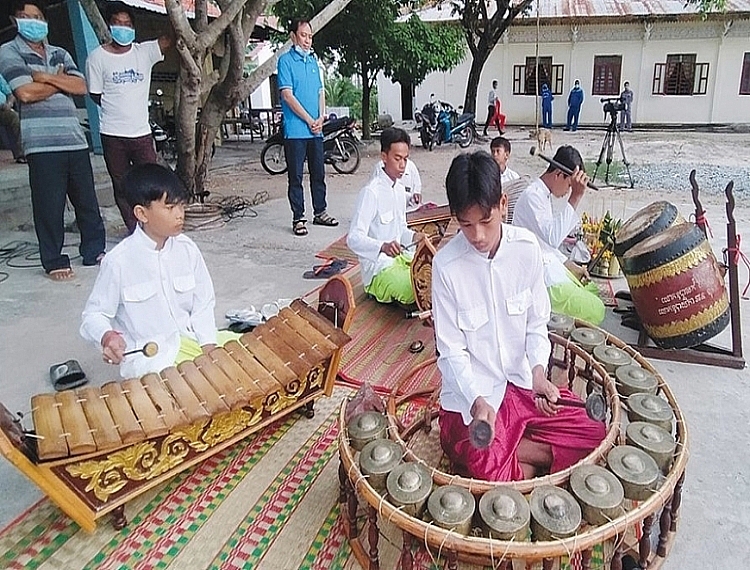ភ្លេងពិណពាទ្យដ៏វិសេសវិសាលរបស់ជនជាតិខ្មែរ ភ្លេងពិណពាទ្យដ៏វិសេសវិសាលរបស់ជនជាតិខ្មែរ