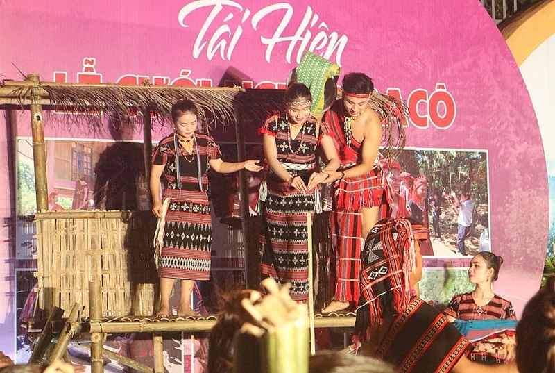 ភូមិវប្បធម៌ប្រពៃណី ជាកន្លែងប្រជុំជីវភាពនិងអភិរក្សវប្បធម៌របស់បណ្ដាជនជាតិនៅស្រុក A Luoi។ ភូមិវប្បធម៌ប្រពៃណី ជាកន្លែងប្រជុំជីវភាពនិងអភិរក្សវប្បធម៌របស់បណ្ដាជនជាតិនៅស្រុក A Luoi។