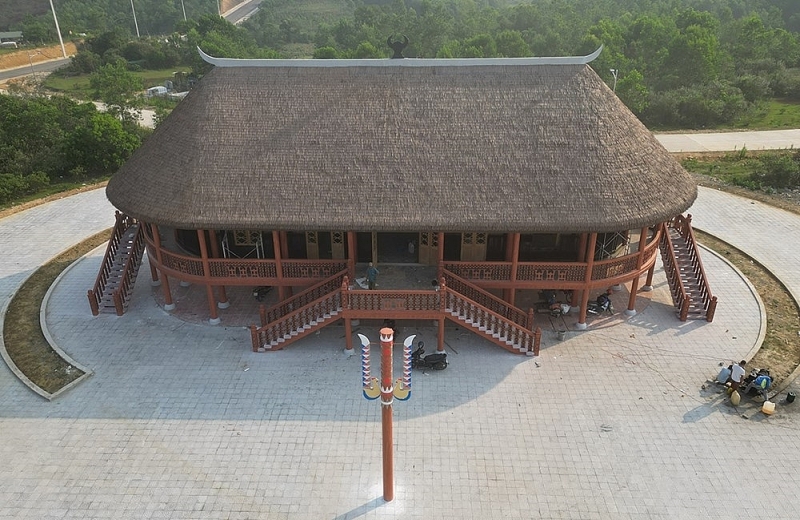 ភូមិវប្បធម៌ប្រពៃណីរបស់បណ្ដាជនជាតិនៅស្រុក A Luoi មើលពីខាងលើ។ ភូមិវប្បធម៌ប្រពៃណីរបស់បណ្ដាជនជាតិនៅស្រុក A Luoi មើលពីខាងលើ។