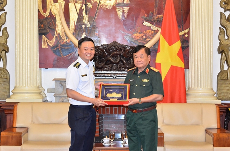 លោកឧត្តមសេនីយ៍ឯក Hoang Xuan Chien ប្រគល់វត្ថុអនុស្សាវរីយ៍ជូនលោកវរសេនីយ៍ឯក Low Teck Loong លោកឧត្តមសេនីយ៍ឯក Hoang Xuan Chien ប្រគល់វត្ថុអនុស្សាវរីយ៍ជូនលោកវរសេនីយ៍ឯក Low Teck Loong