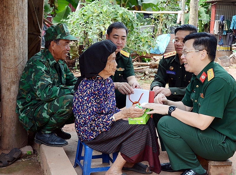 ថ្នាក់ដឹកនាំក្រុមគ្រូពេទ្យយោធានៃប្រទេសទាំងពីរចុះសួរសុខទុក្ខ និងជូនអំណោយដល់អ្នកទទួលរបបពីរដ្ឋ នៅឃុំ Long Sap ស្រុក Moc Chau ខេត្ត Son La ថ្នាក់ដឹកនាំក្រុមគ្រូពេទ្យយោធានៃប្រទេសទាំងពីរចុះសួរសុខទុក្ខ និងជូនអំណោយដល់អ្នកទទួលរបបពីរដ្ឋ នៅឃុំ Long Sap ស្រុក Moc Chau ខេត្ត Son La