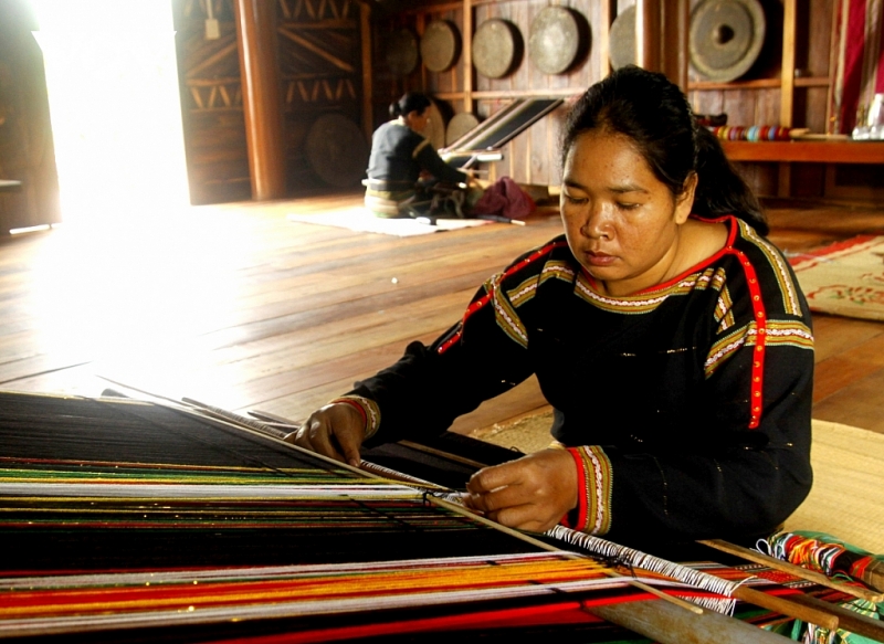 នារីជនជាតិ E De ត្បាញក្រណាត់ចរបាប់ដោយមានក្បូរក្បាច់ពិសេសដោយឡែក។ (រូបថត៖ VOV) នារីជនជាតិ E De ត្បាញក្រណាត់ចរបាប់ដោយមានក្បូរក្បាច់ពិសេសដោយឡែក។ (រូបថត៖ VOV)