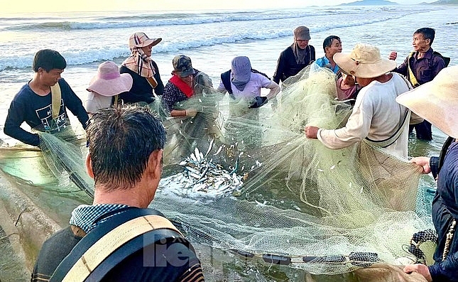 ព្រឹកព្រលឹមនៅលើសមុទ្រនៅខេត្ត Ha Tinh