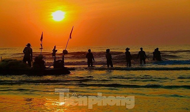 ព្រឹកព្រលឹមនៅលើសមុទ្រនៅខេត្ត Ha Tinh