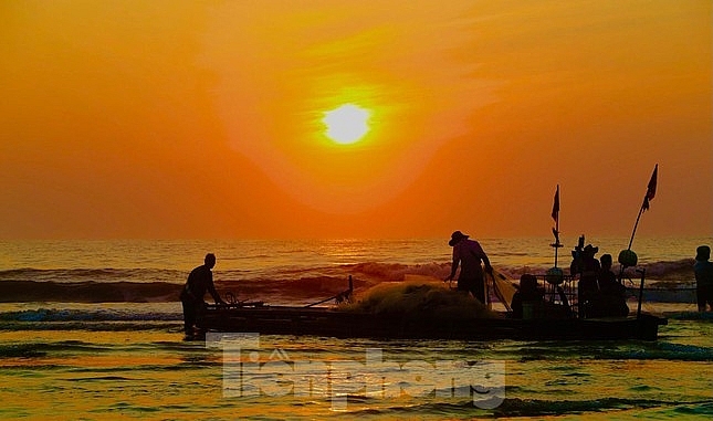 ព្រឹកព្រលឹមនៅលើសមុទ្រនៅខេត្ត Ha Tinh