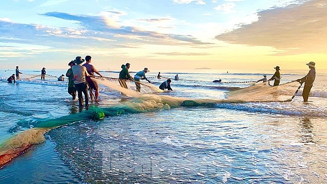 ព្រឹកព្រលឹមនៅលើសមុទ្រនៅខេត្ត Ha Tinh