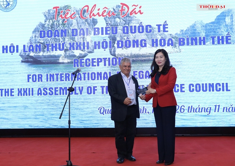 លោក Aqel Mahmoud Ahmed Tugoz អ្នកសម្របសម្រួលនៃគណៈកម្មាធិការសន្តិភាព និងសាមគ្គីភាពប៉ាឡេស្ទីន បានប្រគល់មេដាយសន្តិភាពពិភពលោក ជូនលោកស្រី Nguyen Thi Hanh អនុប្រធានគណៈកម្មាធិការប្រជាជនខេត្ត ប្រធានសហភាពអង្គការមិត្តភាពខេត្ត Quang Ninh (រូបថត៖ Thu Ha)