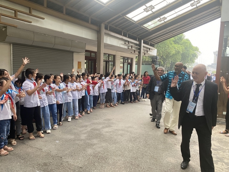 គណៈប្រតិភូរីករាយដែលបានជួបសិស្សានុសិស្សពេលទៅសួរសុខទុក្ខព្រះបរមសារីរិកធាតុរបស់ប្រធានហូជីមិញនៅវិមានប្រធានាធិបតី (រូបថត៖ Huyen Nhung)។