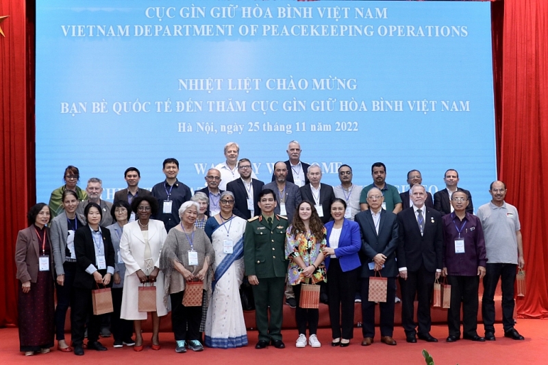 ប្រតិភូទទួលយករូបថតវត្ថុអនុស្សាវរីយ៍ (រូបថត Thu Ha) ។