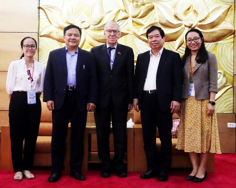គណៈប្រតិភូបានថតរូបអនុស្សាវរីយ៍ (រូបថត៖ Thanh Luan)។