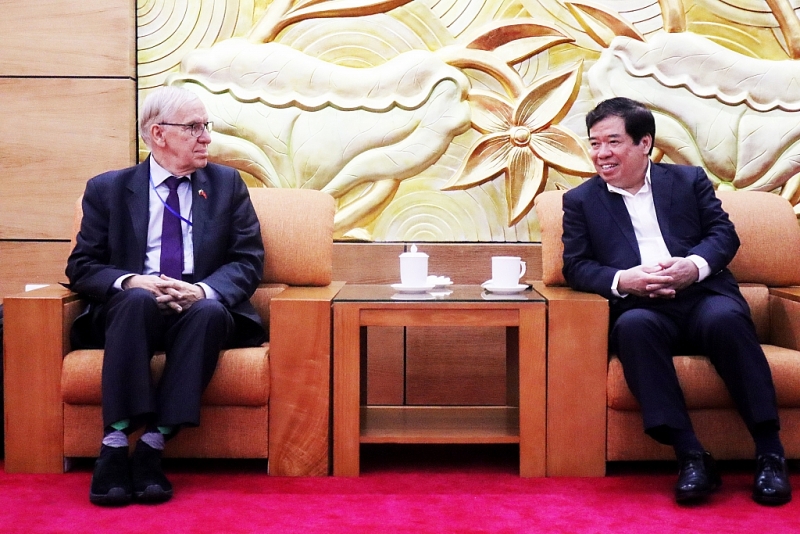 សាស្ត្រាចារ្យបណ្ឌិត Nguyen Viet Thao ប្រធានសមាគមមិត្តភាពវៀតណាម-វ៉េណេស៊ុយអេឡា បានទទួលជួបលោក Carolus Wimmer ប្រធានសភាមិត្តភាពវេណេស៊ុយអេឡា-វៀតណាម។ (រូបថត៖ Thanh Luan)
