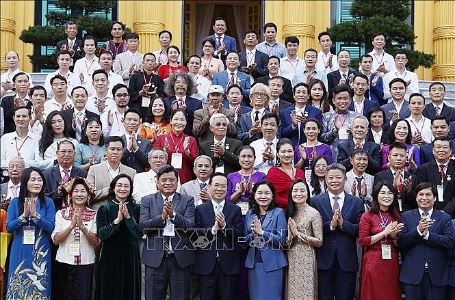 ប្រធានរដ្ឋ លោក Vo Van Thuong អញ្ជើញថតរូបអនុស្សាវរីយ៍ជាមួយគណៈប្រតិភូ (រូបថត៖ Thong Nhat/TTXVN) ប្រធានរដ្ឋ លោក Vo Van Thuong អញ្ជើញថតរូបអនុស្សាវរីយ៍ជាមួយគណៈប្រតិភូ (រូបថត៖ Thong Nhat/TTXVN)