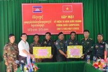 កងទ័ពការពារព្រំដែនខេត្ត Dak Lak (ប្រទេសវៀតណាម) ជួបសំណេះសំណាល និងជូនអំណោយដល់កងទ័ពការពារព្រំដែនខេត្តមណ្ឌលគិរី