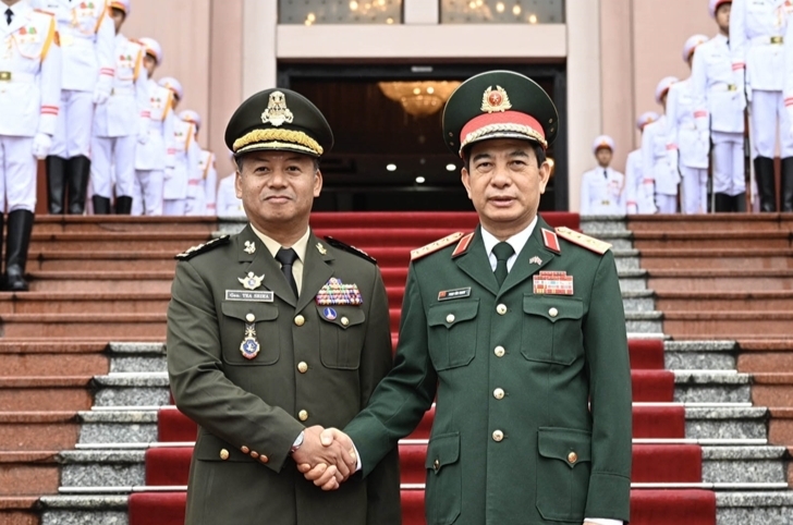 លោកនាយឧត្តមសេនីយ៍ Phan Van Giang និងលោកនាយឧត្តមសេនីយ៍ ទៀ សីហា លោកនាយឧត្តមសេនីយ៍ Phan Van Giang និងលោកនាយឧត្តមសេនីយ៍ ទៀ សីហា