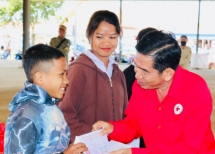 សម្ព័ន្ធអង្គការមិត្តភាពខេត្ត Binh Phuoc រៀបចំដំណើរសប្បុរសធម៌ និងផ្តល់អំណោយដល់អាណិកជនវៀតណាមនៅកម្ពុជា និងឡាវ