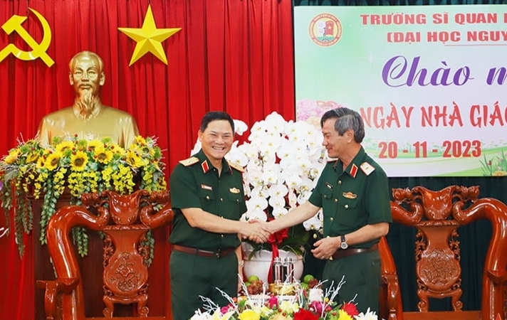 លោកឧត្តមសេនីយ៍ត្រី Pham Truong Son អបអរសាទរសាលានាយទាហានកងទ័ពជើងគោកទី២