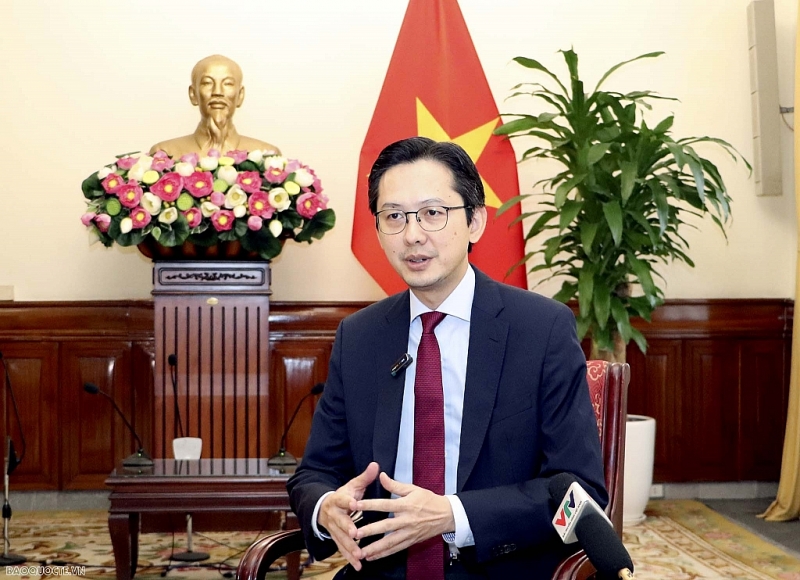 អនុរដ្ឋមន្ត្រីការបរទេស Do Hung Viet បានផ្តល់បទសម្ភាសន៍ដល់សារព័ត៌មាន។ (រូបថត៖ Quang Hoa)