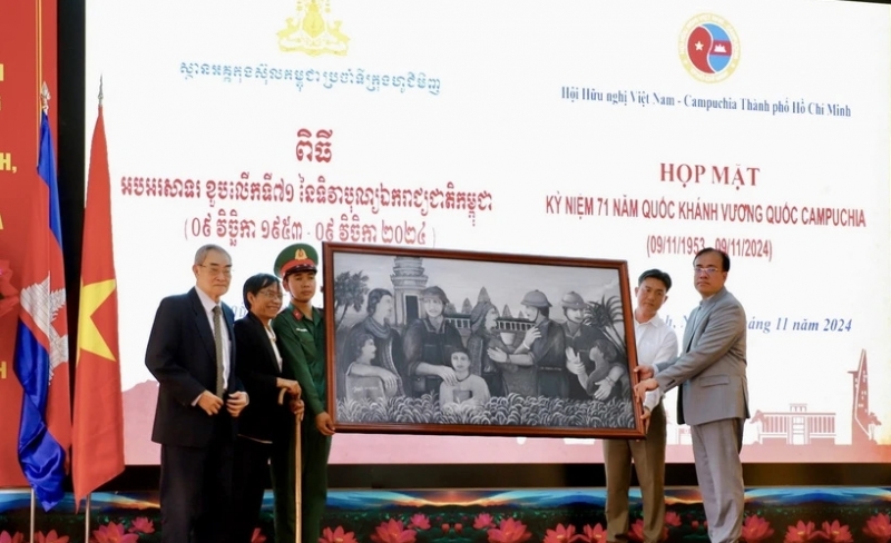 តំណាងយុទ្ធជនពិការ និងអតីតកងទ័ពស្ម័គ្រចិត្តវៀតណាមប្រចាំនៅកម្ពុជា ជូនផ្ទាំងគំនូរ “មិត្តភាពវៀតណាម-កម្ពុជា” ដល់អគ្គកុងស៊ុលកម្ពុជាប្រចាំទីក្រុងហូជីមិញ