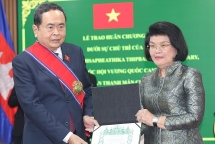 បំពាក់គ្រឿងឥស្សរិយយសថ្នាក់សហមេត្រី ជូនឯកឧត្តម Tran Thanh Man ប្រធានរដ្ឋសភាវៀតណាមគឺជាសក្ខីភាពនៃចំណងមិត្តភាពរវាងប្រទេសទាំងពីរ