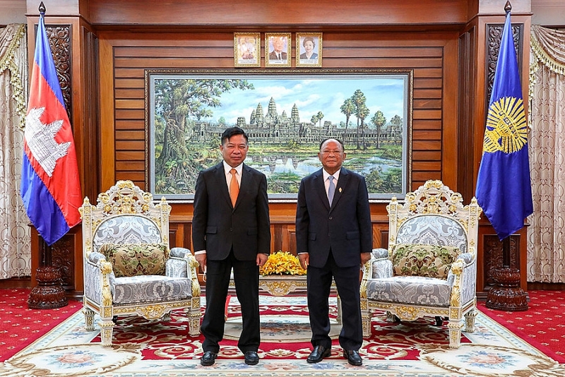សម្តេចអគ្គមហាពញាចក្រី ហេង សំរិន ប្រធានរដ្ឋសភានិង លោកង្វៀន ហ៊ុយតាំង (Nguyen Huy Tang) ឯកអគ្គរដ្ឋទូតថ្មី នៃសាធារណរដ្ឋសង្គមនិយមវៀតណាម ប្រចំានៅកម្ពុជា។ (រូបថត៖ AKP) សម្តេចអគ្គមហាពញាចក្រី ហេង សំរិន ប្រធានរដ្ឋសភានិង លោកង្វៀន ហ៊ុយតាំង (Nguyen Huy Tang) ឯកអគ្គរដ្ឋទូតថ្មី នៃសាធារណរដ្ឋសង្គមនិយមវៀតណាម ប្រចំានៅកម្ពុជា។ (រូបថត៖ AKP)