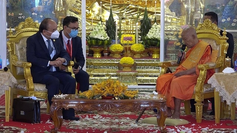 ឯកឧត្តម ង្វៀន សួនហ្វុក ប្រធានរដ្ឋនៃសាធារណរដ្ឋសង្គមនិយម វៀតណាម អមដំណើរដោយ ឯកឧត្តម ថោង ខុន រដ្ឋមន្ត្រីក្រសួងទេសចរណ៍ និងជារដ្ឋមន្ត្រីអមគណៈប្រតិភូជាន់ខ្ពស់វៀតណាម អញ្ជើញចូលក្រាបថ្វាយបង្គំគាល់ សម្តេចព្រះអគ្គមហាសង្ឃរាជាធិបតី កិត្តិឧទ្ទេសបណ្ឌិត ទេព វង្ស សម្តេចព្រះមហាសង្ឃរាជនៃព្រះរាជាណាចក្រកម្ពុជា នៅវត្តឧណ្ណាលោម សង្កាត់ជ័យជំនះ ខណ្ឌដូនពេញ រាជធានីភ្នំពេញ។ ឯកឧត្តម ង្វៀន សួនហ្វុក ប្រធានរដ្ឋនៃសាធារណរដ្ឋសង្គមនិយម វៀតណាម អមដំណើរដោយ ឯកឧត្តម ថោង ខុន រដ្ឋមន្ត្រីក្រសួងទេសចរណ៍ និងជារដ្ឋមន្ត្រីអមគណៈប្រតិភូជាន់ខ្ពស់វៀតណាម អញ្ជើញចូលក្រាបថ្វាយបង្គំគាល់ សម្តេចព្រះអគ្គមហាសង្ឃរាជាធិបតី កិត្តិឧទ្ទេសបណ្ឌិត ទេព វង្ស សម្តេចព្រះមហាសង្ឃរាជនៃព្រះរាជាណាចក្រកម្ពុជា នៅវត្តឧណ្ណាលោម សង្កាត់ជ័យជំនះ ខណ្ឌដូនពេញ រាជធានីភ្នំពេញ។