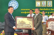 ថ្នាក់ដឹកនាំគណៈកម្មាធិការរណសិរ្សមាតុភូមិវៀតណាមខេត្ត An Giang (វៀតណាម) អបអរសាទរខួបលើកទី ៤៤ នៃទិវាបង្កើតរណសិរ្សសាមគ្គី អភិវឌ្ឍន៍មាតុភូមិកម្ពុជា