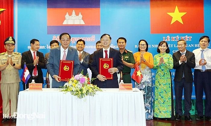 លោក Cao Tien Dung និងលោក ងួន រតនៈ ចុះហត្ថលេខាលើអនុស្សរណៈយោគយល់គ្នា (រូបថត៖ baodongnai.com.vn) លោក Cao Tien Dung និងលោក ងួន រតនៈ ចុះហត្ថលេខាលើអនុស្សរណៈយោគយល់គ្នា (រូបថត៖ baodongnai.com.vn)