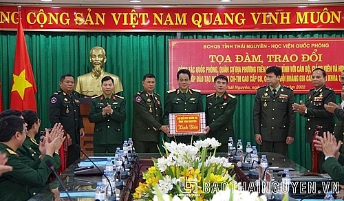 បញ្ជាការដ្ឋានយោធាខេត្តផ្តល់អំណោយជូនគណៈប្រតិភូនាយទាហានជាន់ខ្ពស់នៃកងយោធពលខេមរភូមិន្ទ (រូបថត៖ baothainguyen.vn) បញ្ជាការដ្ឋានយោធាខេត្តផ្តល់អំណោយជូនគណៈប្រតិភូនាយទាហានជាន់ខ្ពស់នៃកងយោធពលខេមរភូមិន្ទ (រូបថត៖ baothainguyen.vn)