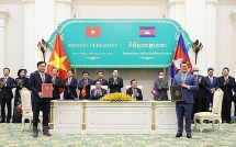 ឯកអគ្គរាជទូតកម្ពុជាប្រចាំនៅវៀតណាម វៀតណាមនិងកម្ពុជាបន្តដំណើរនៃការអភិវឌ្ឍទំនាក់ទំនងលើគ្រប់ជ្រុងជ្រោយ