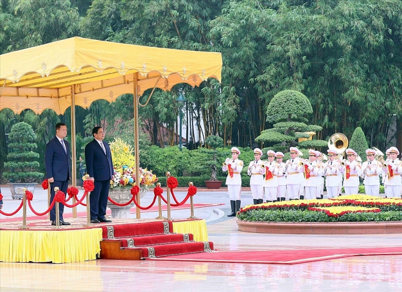 រូបថត៖ លោកនាយករដ្ឋមន្ត្រីនៃសាធារណរដ្ឋសង្គមនិយមវៀតណាម Pham Minh Chinh អញ្ជើញទទួលបដិសណ្ឋារកិច្ចស្វាគមន៍​សម្តេចមហាបវរធិបតី ហ៊ុន ម៉ាណែត