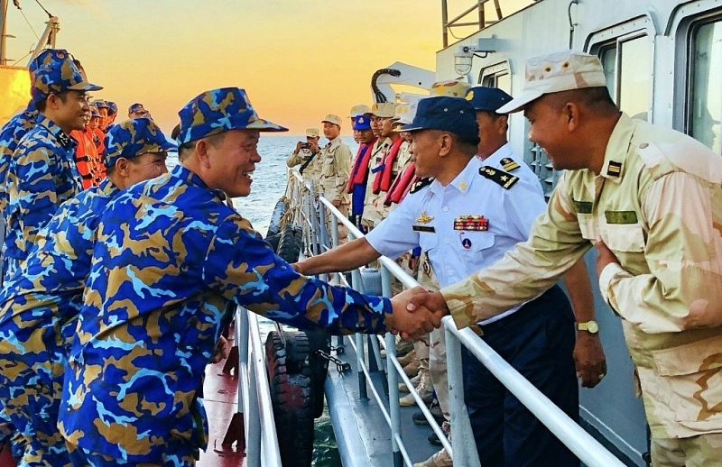 កងទ័ពជើងទឹកនៃប្រទេសទាំងពីរលាគ្នាបន្ទាប់ពីបញ្ចប់ការល្បាតរួមគ្នា