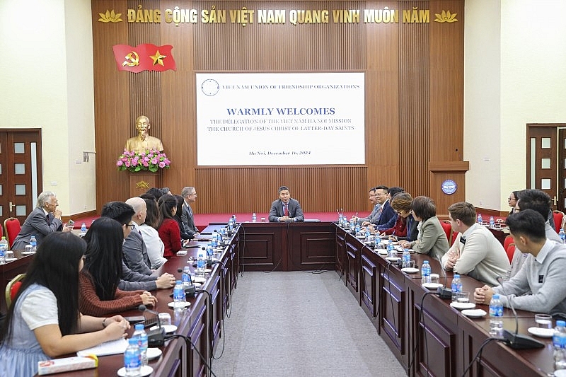 លោក Phan Anh Son ប្រធានសហភាពអង្គការមិត្តភាពវៀតណាម (កណ្តាល) បានទទួលជួបគណៈប្រតិភូ MTC និង LDSC ។ (រូបថត៖ Dinh Hoa) លោក Phan Anh Son ប្រធានសហភាពអង្គការមិត្តភាពវៀតណាម (កណ្តាល) បានទទួលជួបគណៈប្រតិភូ MTC និង LDSC ។ (រូបថត៖ Dinh Hoa)