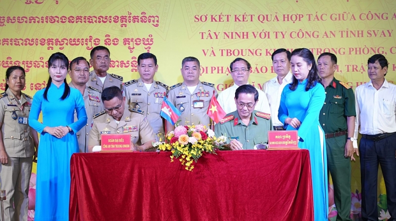 ចុះហត្ថលេខាលើអនុស្សរណៈនៃការយោគយល់គ្នាស្ដិពីកិច្ចសហប្រតិបត្តិការក្នុងការទប់ស្កាត់បទល្មើស និងធានាសន្តិសុខ សណ្តាប់ធ្នាប់នៅតំបន់ព្រំដែនរវាងនគរបាលខេត្ត Tay Ninh និងស្នងការដ្ឋាននគរបាលខេត្តស្វាយរៀង ចុះហត្ថលេខាលើអនុស្សរណៈនៃការយោគយល់គ្នាស្ដិពីកិច្ចសហប្រតិបត្តិការក្នុងការទប់ស្កាត់បទល្មើស និងធានាសន្តិសុខ សណ្តាប់ធ្នាប់នៅតំបន់ព្រំដែនរវាងនគរបាលខេត្ត Tay Ninh និងស្នងការដ្ឋាននគរបាលខេត្តស្វាយរៀង