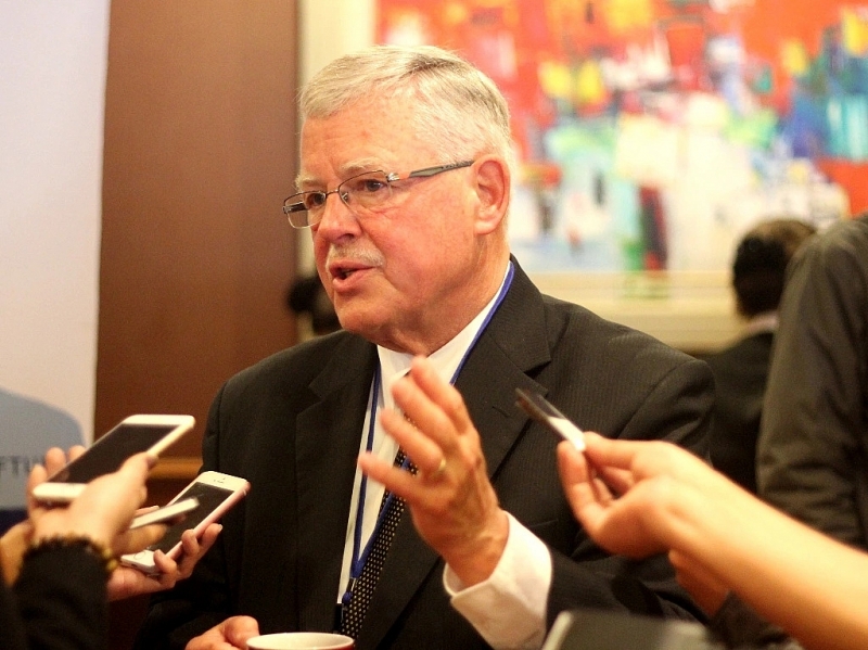 លោកសាស្ត្រាចារ្យ Carlyle Thayer នៅឯសាកលវិទ្យាល័យ New South Wales (អូស្ត្រាលី) 