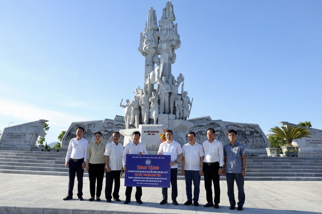 សម្ព័ន្ធអង្គការមិត្តភាពវៀតណាម អញ្ជើញគោរពគុណគ្រួសារយុទ្ធជនពិការ និងយុទ្ធជនពលីនៅ Quang Binh, Nghe An និង Quang Tri សម្ព័ន្ធអង្គការមិត្តភាពវៀតណាម អញ្ជើញគោរពគុណគ្រួសារយុទ្ធជនពិការ និងយុទ្ធជនពលីនៅ Quang Binh, Nghe An និង Quang Tri