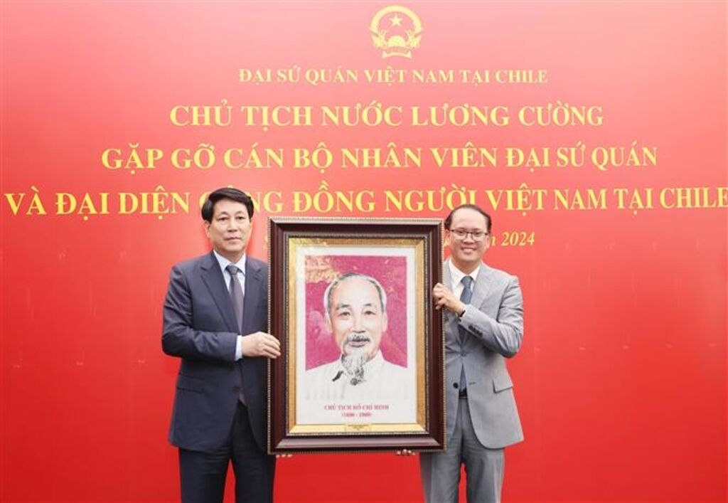 ប្រធានរដ្ឋវៀតណាម ជួបជាមួយកម្មាភិបាលនៃស្ថានទូត និងសហគមន៍ជនវៀតណាមនៅឈីលី ប្រធានរដ្ឋវៀតណាម ជួបជាមួយកម្មាភិបាលនៃស្ថានទូត និងសហគមន៍ជនវៀតណាមនៅឈីលី
