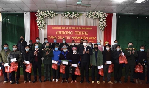 ການນຳໜັງສືພິມກອງທັບປະຊາຊົນ ແລະເມືອງມູ່ກັງຈ໊າຍ (ອຽນບ໊າຍ) ມອບຂອງຂວັນໃຫ້ພໍ່ແມ່ປະຊາຊົນໃນເມືອງ. ພາບ: qdnd.vn ການນຳໜັງສືພິມກອງທັບປະຊາຊົນ ແລະເມືອງມູ່ກັງຈ໊າຍ (ອຽນບ໊າຍ) ມອບຂອງຂວັນໃຫ້ພໍ່ແມ່ປະຊາຊົນໃນເມືອງ. ພາບ: qdnd.vn