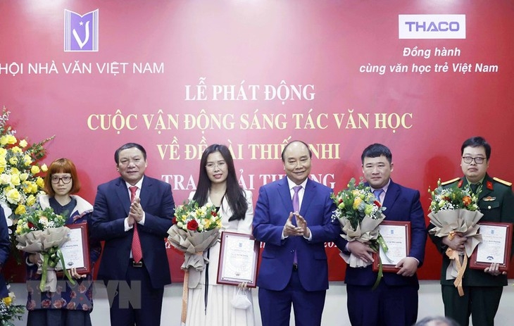 ທ່ານປະທານປະເທດ ຫງວຽນຊວັນຟຸກ ມອບລາງວັນນັກປະພັນໜຸ່ມ ຄັ້ງທຳອິດ (ພາບ: TTXVN)