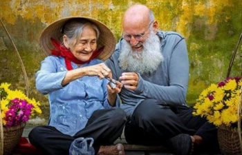 ນັກຖ່າຍຮູບ Gérard Gerhard (ຝຣັ່ງ): ຜູ້ “ເກັບພາບ”  ປີໃໝ່ປະຈໍາຊາດຫວຽດນາມ ຖະໜົນເມືອງເກົ່າ ໂຮ້ຍອານ